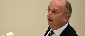 Der brandenburgische Ministerpräsident Dietmar Woidke (SPD) redet am 23.09.2015 während einer Regierungserklärung im Landtag in Potsdam (Brandenburg).