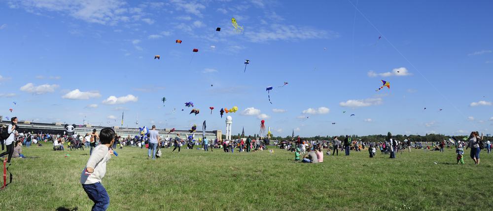 Drachenfest auf dem Tempelhofer Feld.