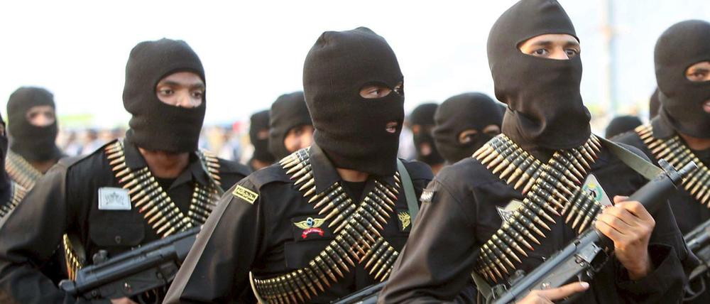 Mitglider einer saudi-arabischen Spezialeinheit bei einer militärischen Show: Der Staat zeigt seine Krallen, Demonstranten werden brutal unterdrückt.