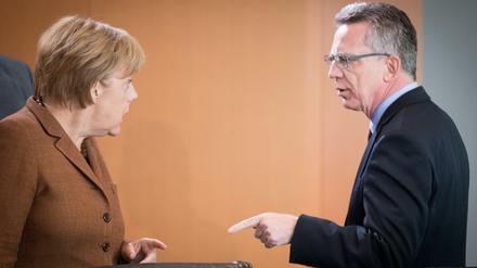 Krisenmanager: Bundeskanzlerin Angela Merkel (CDU) und Bundesinnenminister Thomas de Maiziere (CDU), hier vor dem Beginn einer Sitzung des Bundeskabinetts am vergangenen Mittwoch. 