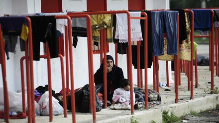 Eine syrische Frau wartet mit ihrem Kind in der Türkei auf die Erlaubnis, in die EU weiterreisen zu dürfen.