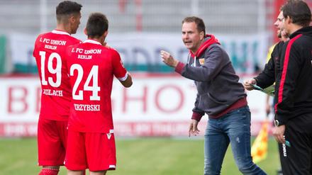 Aufbauarbeit: Union-Trainer Lewandowski während der Partie gegen Greuther Fürth.