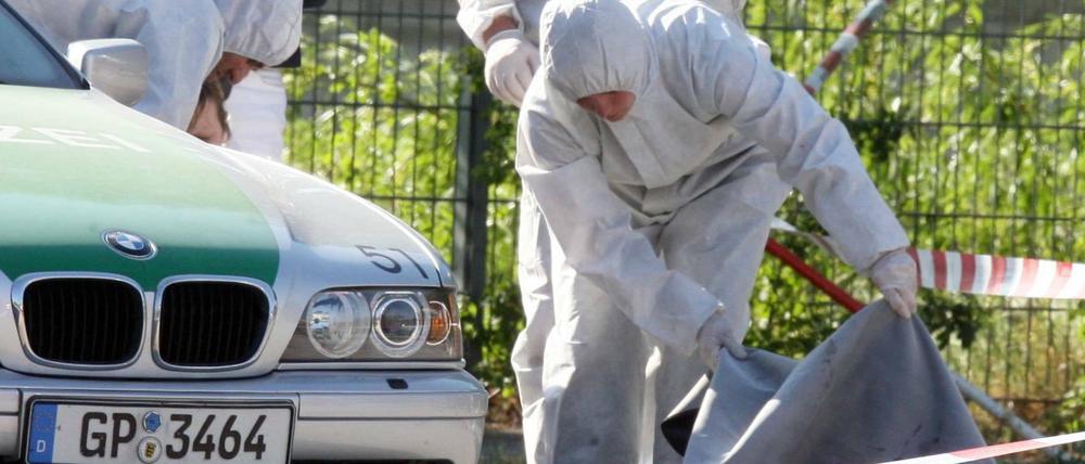 Beamte der Spurensicherung arbeiten am 25.04.2007 in Heilbronn, wo die Polizistin Michèle Kiesewetter getötet wurde.