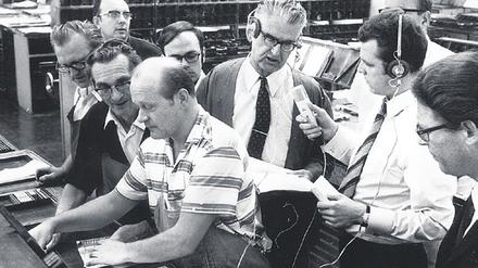 1970. 27. September. Aus Anlass des 25-jährigen Jubiläums sendet der Rias in seiner "Rundschau am Mittag" live aus der Redaktion des Tagesspiegels und der Setzerei der Mercator-Druckerei. Interviewt wird der legendäre Chef vom Dienst, Bruno Apitzsch, vorne rechts steht Filmredakteur Volker Baer.
