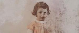 Ein lange gesuchtes und 2015 gefundenes, vergllbtes und beschädigtes Foto des Berliner Holocaust-Opfers Ruth Nelly Abraham (1934 - 1944).
