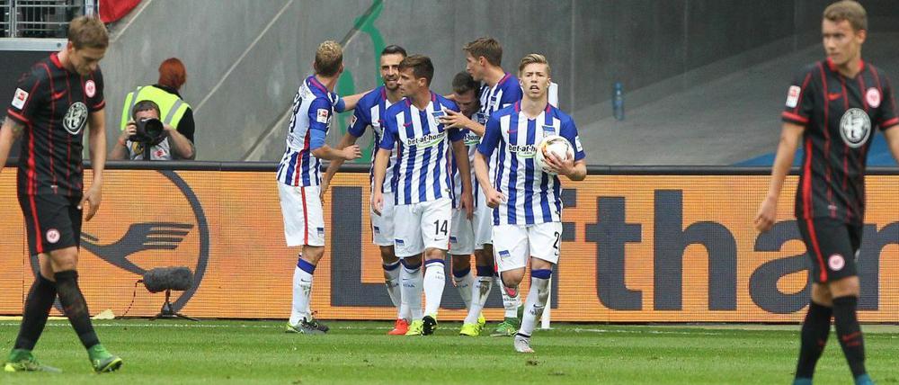 Späte Erlösung: Die Hertha-Spieler feiern Torschütze Vladimir Darida.