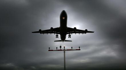 Immer mehr Flugzeuge vertrauen während des Fluges auf das GPS-Satellitensystem - Experten warnen indes vor Hackerangriffen auf das Navigationssystem. 