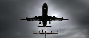 Immer mehr Flugzeuge vertrauen während des Fluges auf das GPS-Satellitensystem - Experten warnen indes vor Hackerangriffen auf das Navigationssystem. 