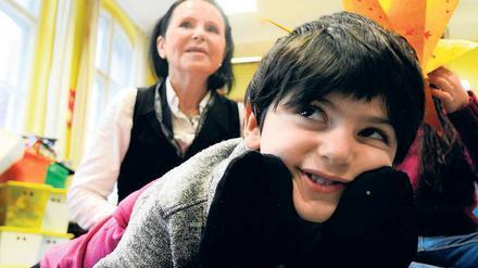 Helfen mit Herz. Flüchtlingskinder werden in der Stiftung Jona in Spandau von Angelika Bier und ihrem Team mit Deutschkursen auf die Schule vorbereitet. 