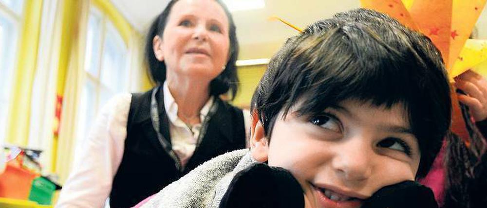 Helfen mit Herz. Flüchtlingskinder werden in der Stiftung Jona in Spandau von Angelika Bier und ihrem Team mit Deutschkursen auf die Schule vorbereitet. 