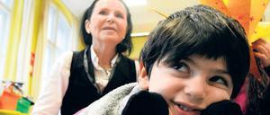 Helfen mit Herz. Flüchtlingskinder werden in der Stiftung Jona in Spandau von Angelika Bier und ihrem Team mit Deutschkursen auf die Schule vorbereitet. 