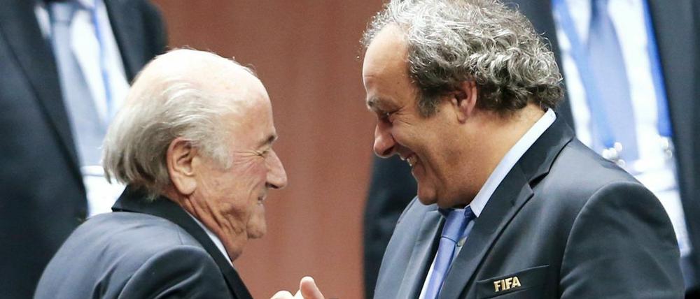 Zunehmend unter Druck: Fifa-Boss Joseph Blatter (li.) und Uefa-Chef Michel Platini.