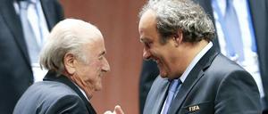 Zunehmend unter Druck: Fifa-Boss Joseph Blatter (li.) und Uefa-Chef Michel Platini.