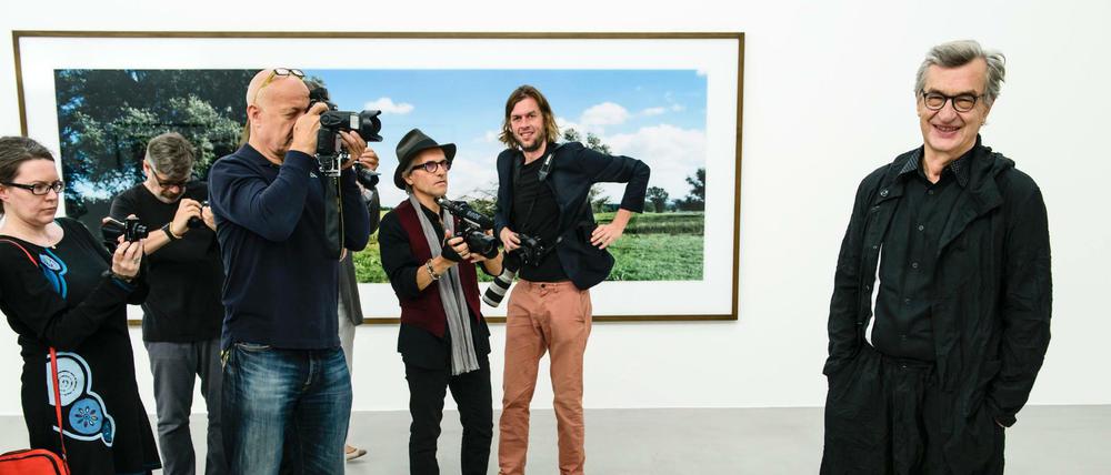 Der Filmregisseur und Fotograf Wim Wenders posiert in der Ausstellung "Time Capsules". 