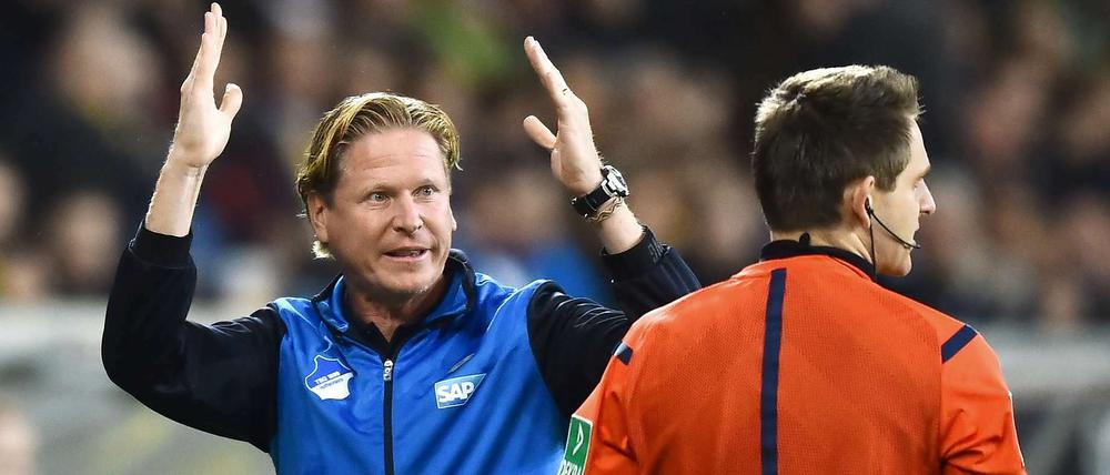 Gibt's doch gar nicht. Doch, gleich muss Markus Gisdol auf die Tribüne. 