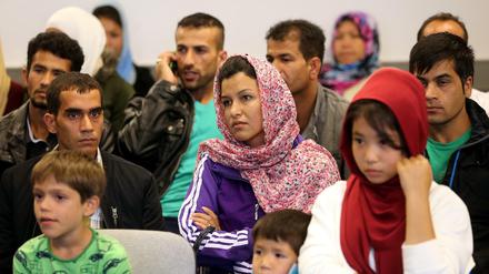 Flüchtlinge in der Notunterkunft Karlshorst in Berlin