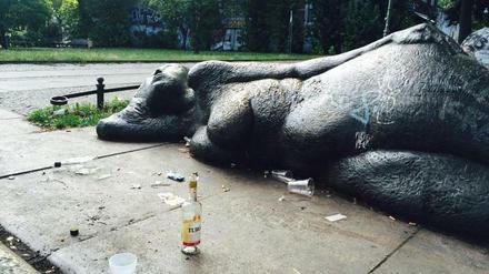Was übrig bleibt von einer Nacht in Kreuzberg. Diese Skulptur markiert den Start eines Skulpturenwegs, der durch die kleine Grünfläche führt.