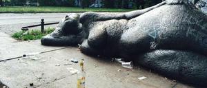 Was übrig bleibt von einer Nacht in Kreuzberg. Diese Skulptur markiert den Start eines Skulpturenwegs, der durch die kleine Grünfläche führt.