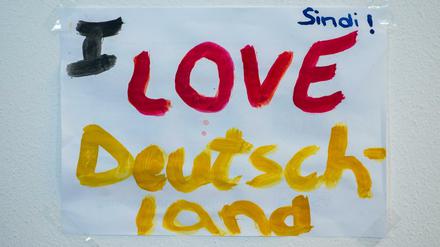 Starkes Bekenntnis. Ein Flüchtling hat in der Erstaufnahmeeinrichtung für Asylbewerber in Regensburg "I love Deutschland" auf ein Blatt gemalt. 