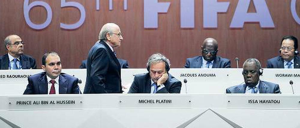 Immer noch da. Joseph Blatter im Kreise seiner möglichen Nachfolger..
