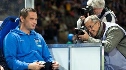 Stets fokussiert. Herthas Cheftrainer Pal Dardai vor dem Spiel gegen Köln auf der Trainerbank.
