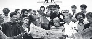 1994. 31. August. Die Tagesspiegel-Mannschaft posiert zum Redesign der Zeitung. Ganz hinten, unter der Weltkugel der heutige Chefredakteur Lorenz Maroldt.