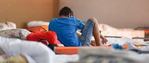 So entspannt wie in dieser Flüchtlingsunterkunft in Heidelberg geht es nicht immer zu. Es kommt immer wieder zu Konflikten aufgrund der unterschiedlichen Religionszugehörigkeit der Flüchtlinge. 