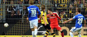 Zu spät: Darmstadts Heller trifft zur Führung beim BVB.