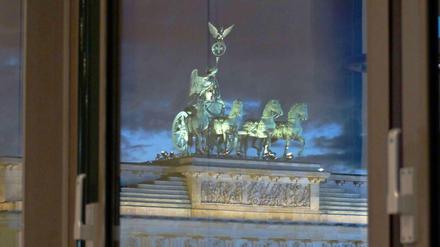 "Der Blick aus dem Fenster": Hartmut Lange schickt seine Figuren in schwer fassbare Zwischenwelten in Berlin.