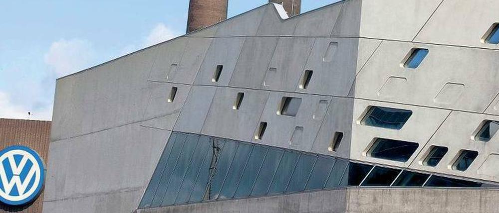 Große Kulisse. Das VW-Werk dominiert das Wolfsburger Stadtbild und überragt das Wissenschaftsmuseum Phaeno. 