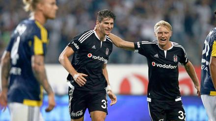 Mario macht's schon wieder. Mario Gomez (M.) traf erneut doppelt für Besiktas. Mannschaftskollege Beck feiert mit.