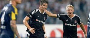 Mario macht's schon wieder. Mario Gomez (M.) traf erneut doppelt für Besiktas. Mannschaftskollege Beck feiert mit.
