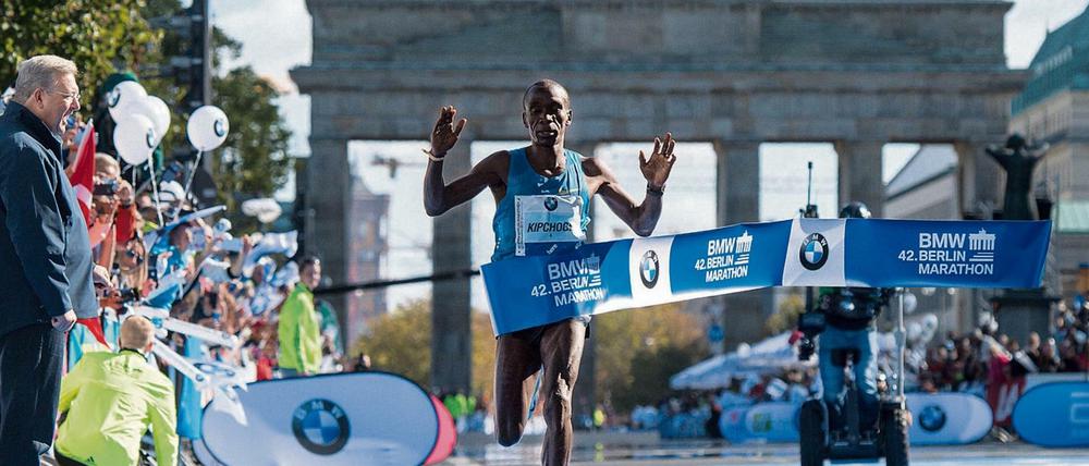 Eliud Kipchoge aus Kenia lief beim 42. Berlin-Marathon in Berlin als Erster in das Ziel.