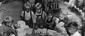 Sommer 1948 in Berlin. Kinder spielen Luftbrücke.