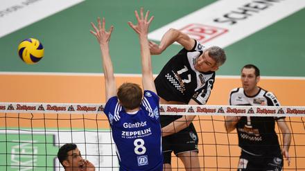 Die Volleyball-Bundesliga ist bestrebt, das Interesse für Partien wie auf diesem Bild zwischen VfB Friedrichshafen und den Berlin Volleys zu steigern. 