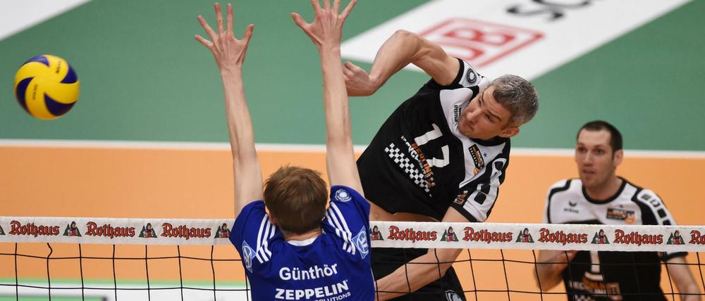Die Volleyball-Bundesliga ist bestrebt, das Interesse für Partien wie auf diesem Bild zwischen VfB Friedrichshafen und den Berlin Volleys zu steigern.