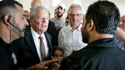 Bundespräsident Joachim Gauck beim Besuch einer Erstaufnahmestelle für Flüchtlinge in Berlin-Wilmersdorf. 