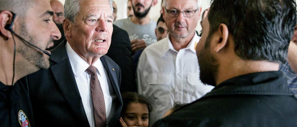 Bundespräsident Joachim Gauck beim Besuch einer Erstaufnahmestelle für Flüchtlinge in Berlin-Wilmersdorf. 