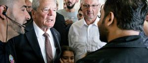 Bundespräsident Joachim Gauck beim Besuch einer Erstaufnahmestelle für Flüchtlinge in Berlin-Wilmersdorf.