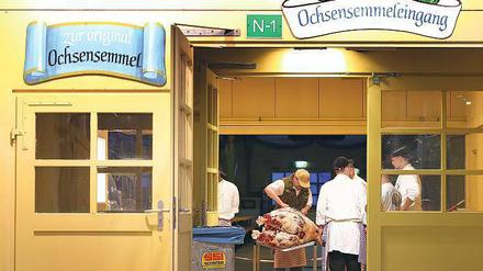 500 Ochsen leben auf dem Gut, das der Landeshauptstadt gehört. Etwa 110 Tiere werden jedes Jahr vom Karlshof aufs Oktoberfest zur Ochsenbraterei geliefert.