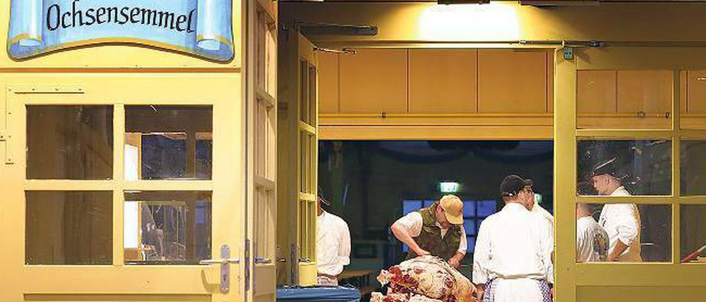 500 Ochsen leben auf dem Gut, das der Landeshauptstadt gehört. Etwa 110 Tiere werden jedes Jahr vom Karlshof aufs Oktoberfest zur Ochsenbraterei geliefert.