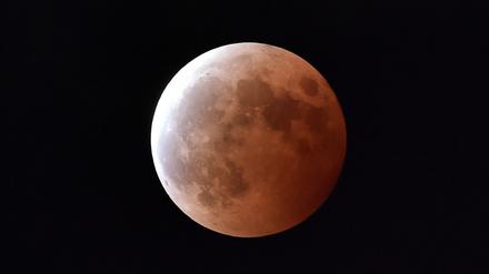 Das Blutmond-Spektakel am Himmel - hier aufgenommen am 8. Oktober 2014 in Tokio - soll am Montag in Europa zu sehen sein.