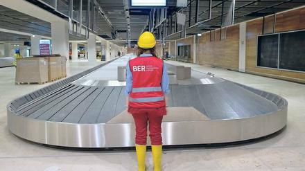 Fordern und fördern. Noch stehen an der BER-Baustelle nicht nur die Kofferbänder still. Der Flughafenchef aber ist optimistisch, dass bald weitergebaut wird.