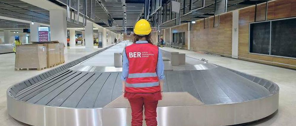 Fordern und fördern. Noch stehen an der BER-Baustelle nicht nur die Kofferbänder still. Der Flughafenchef aber ist optimistisch, dass bald weitergebaut wird.