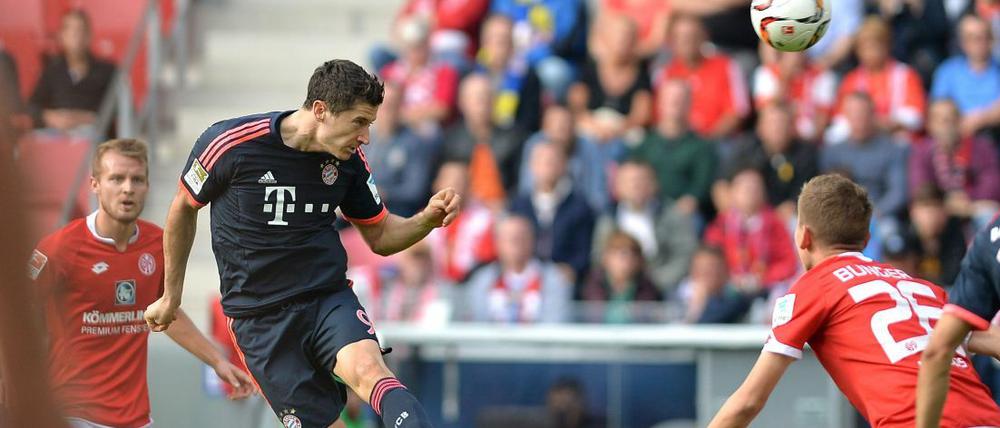 Trifft und trifft - auch gegen Mainz 05: Robert Lewandowski köpft das 1:0 für den FC Bayern München.