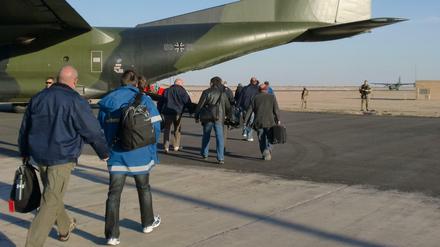 Eiliger Einsatz. Deutsche Staatsbürger und Bürger anderer Nationalitäten besteigen am 26. Februar 2011 eine Transall C-160 D der Bundeswehr auf einem Flugfeld in Libyen. 