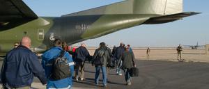 Eiliger Einsatz. Deutsche Staatsbürger und Bürger anderer Nationalitäten besteigen am 26. Februar 2011 eine Transall C-160 D der Bundeswehr auf einem Flugfeld in Libyen. 