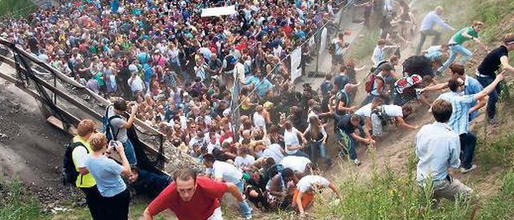 Tödliches Gedränge. Am 24. Juli 2010 gab es bei der Loveparade in Duisburg eine Massenpanik. 21 Menschen kamen dabei ums Leben. 