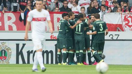 Welten: Die Gladbacher jubeln über das 1:0 von Granit Xhaka, die Stuttgarter trauern.