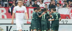 Welten: Die Gladbacher jubeln über das 1:0 von Granit Xhaka, die Stuttgarter trauern.